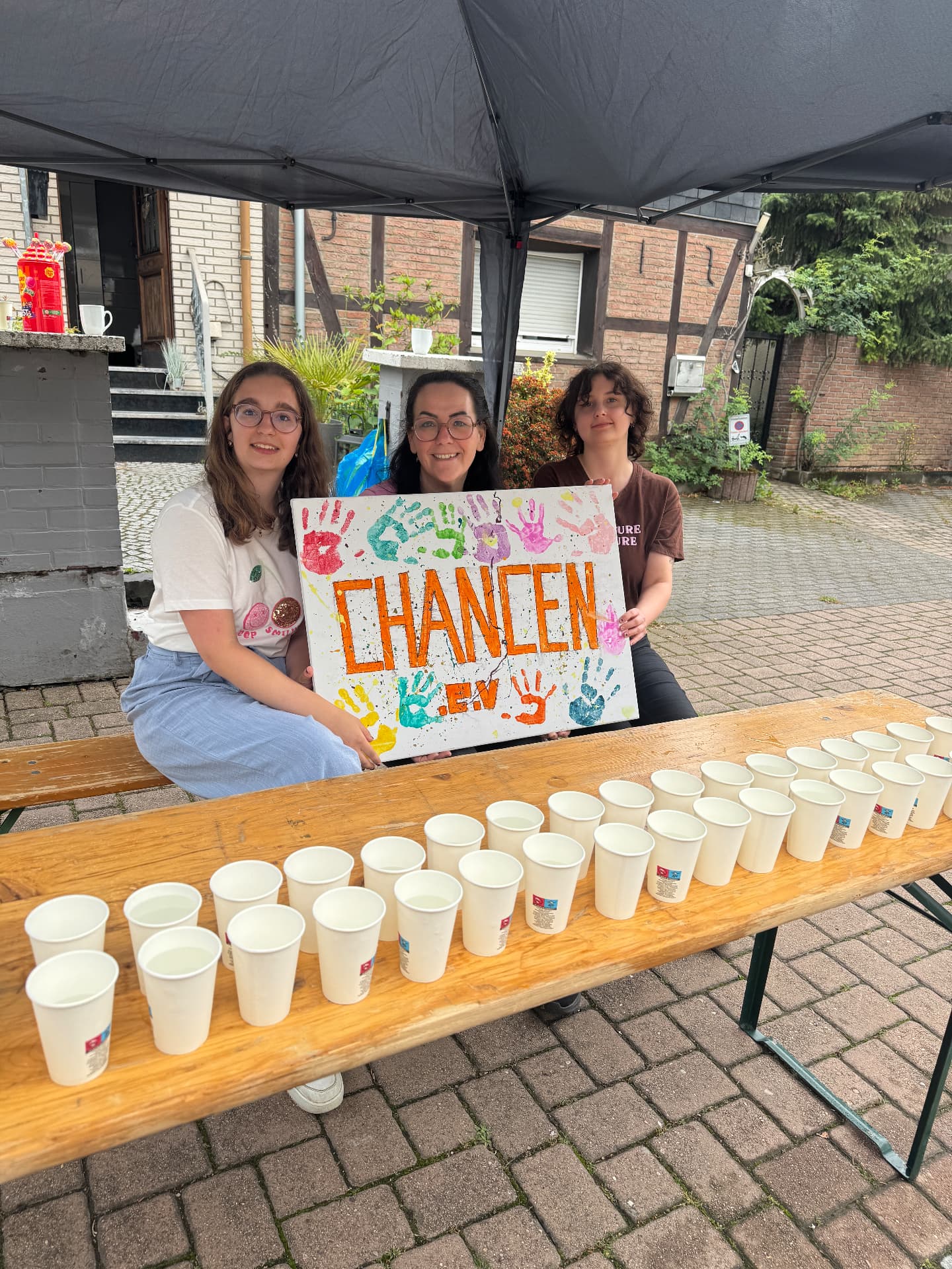 Nicole, Nina und Leoni verteilen Wasser beim Gänseliesellauf