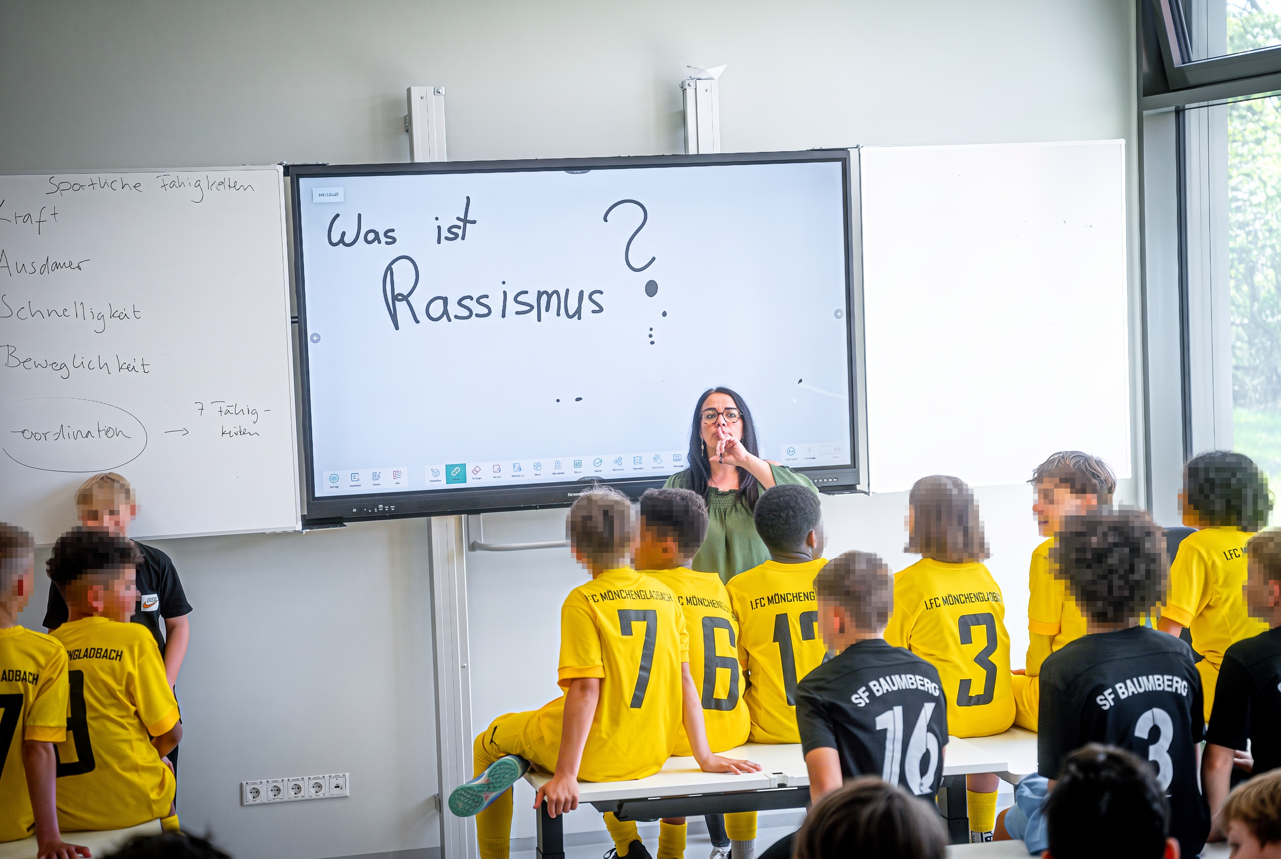 Nicole Terzano moderiert einen Workshop zur Frage Was ist Rassismus