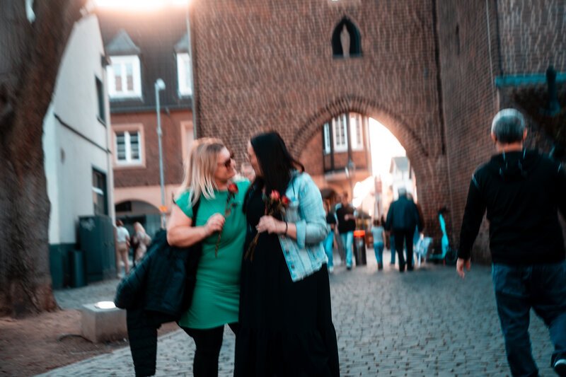 Blumen verteilen am Weltfrauentag. Freundschaft