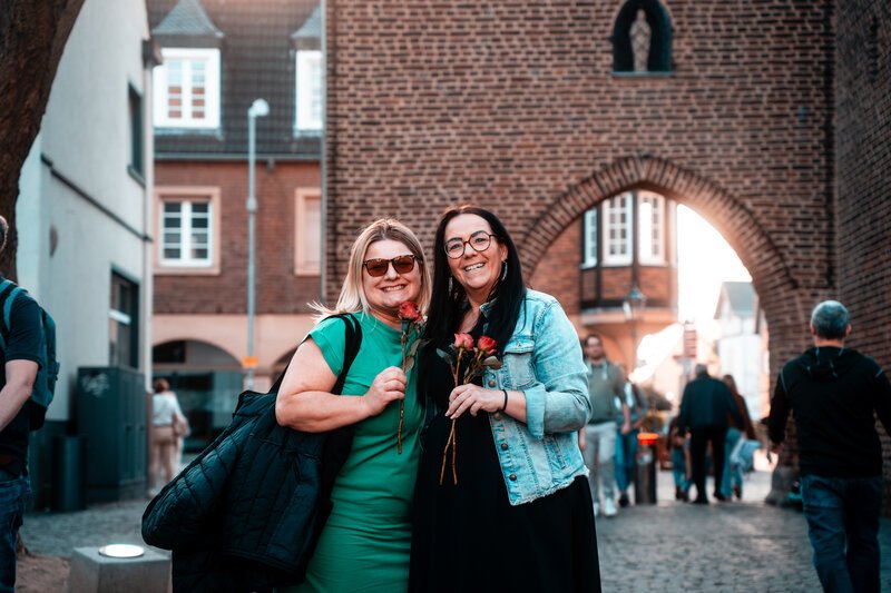 Blumen verteilen am Weltfrauentag. Frauenpower