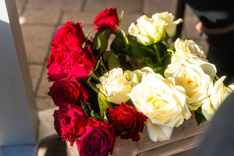 Blumen verteilen am Weltfrauentag. Blumenstrauß
