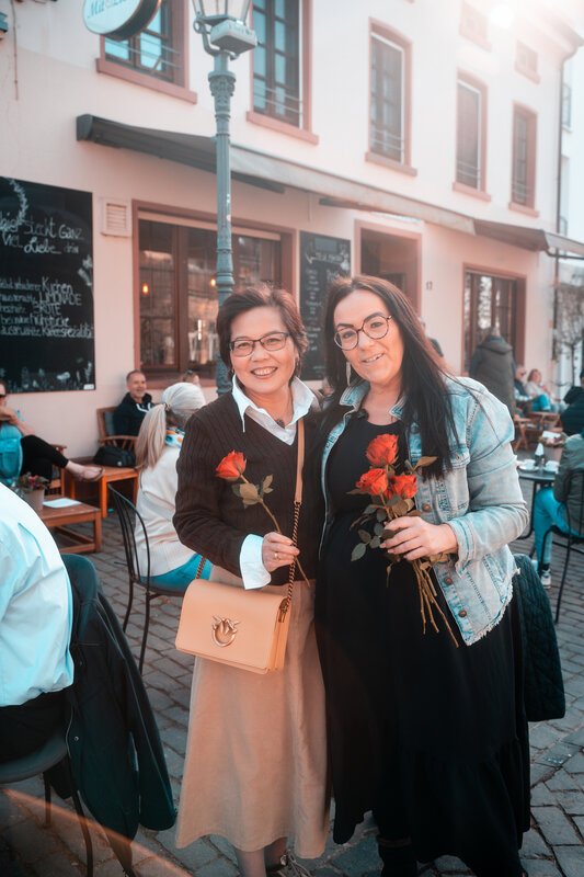 Blumen verteilen am Weltfrauentag. Blumengruß