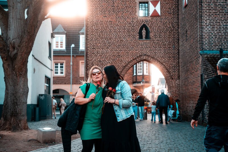 Blumen verteilen am Weltfrauentag. Freundschaft
