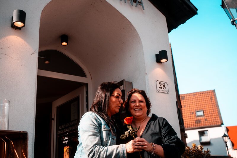 Blumen verteilen am Weltfrauentag. Herzensmoment