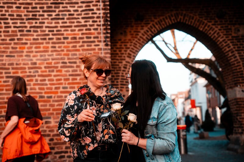 Blumen verteilen am Weltfrauentag. Lächeln