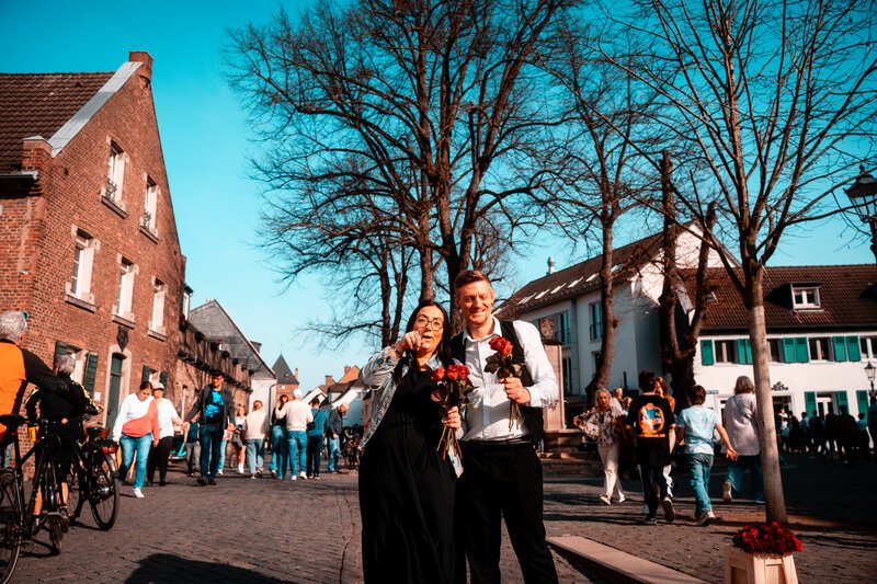 Blumen verteilen am Weltfrauentag. Begegnung