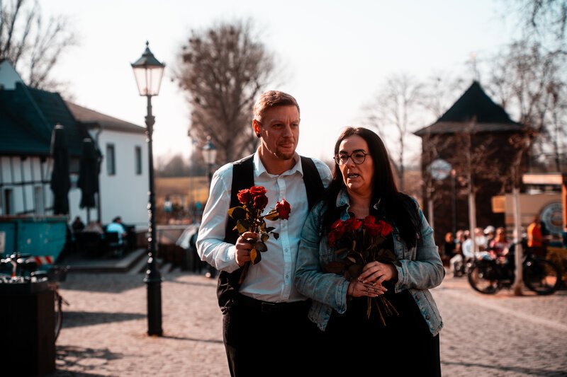 Blumen verteilen am Weltfrauentag. Geschenk