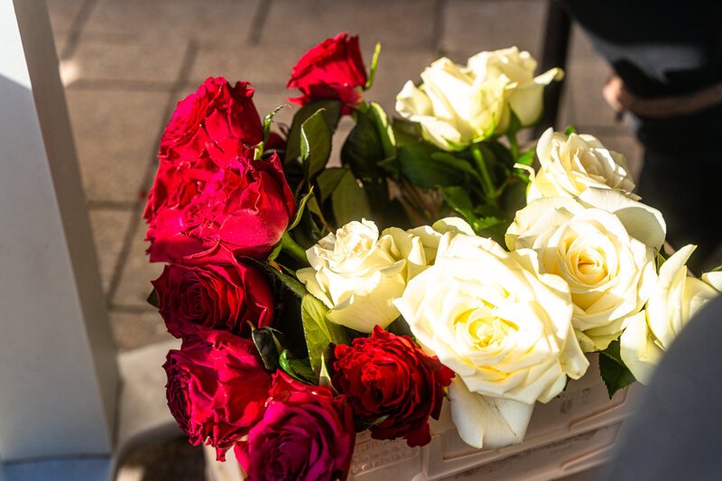 Blumen verteilen am Weltfrauentag. Blumenstrauß
