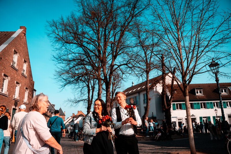 Blumen verteilen am Weltfrauentag. Miteinander