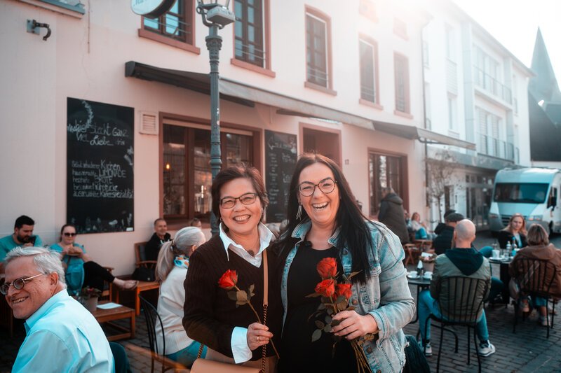 Blumen verteilen am Weltfrauentag. Café