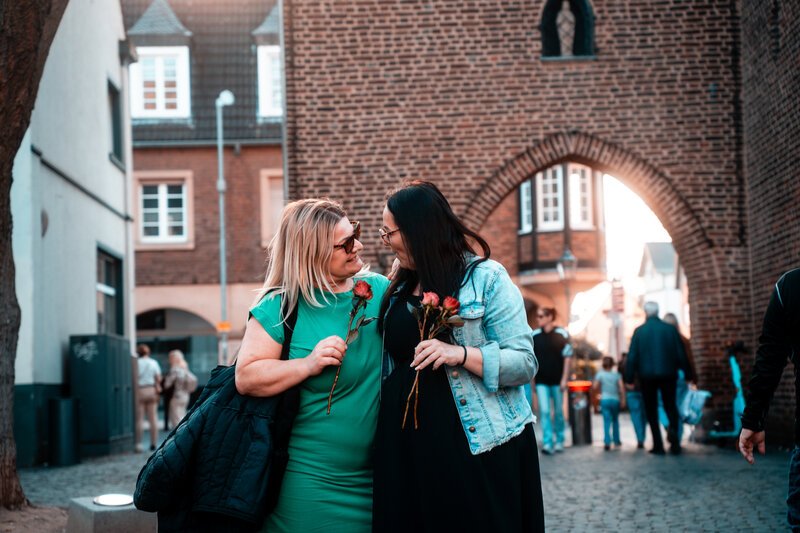 Blumen verteilen am Weltfrauentag. Freundschaft