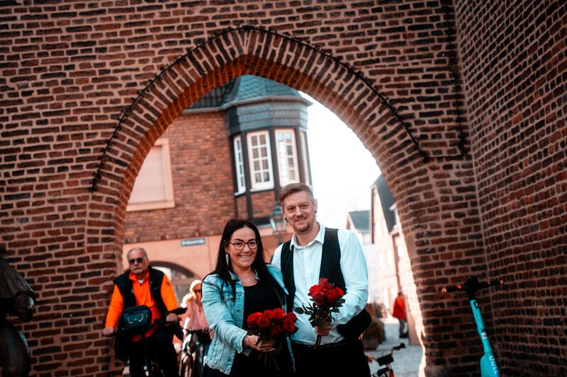 Blumen verteilen am Weltfrauentag. Teamwork