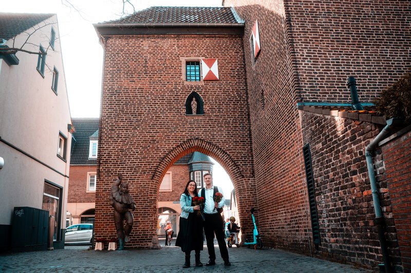 Blumen verteilen am Weltfrauentag. Altstadt