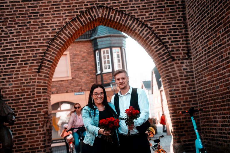 Blumen verteilen am Weltfrauentag. Teamwork