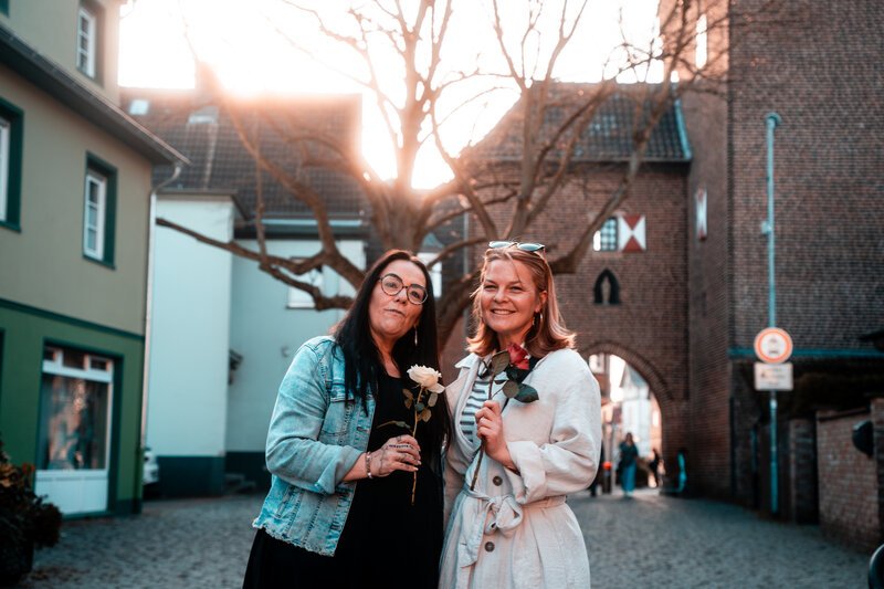 Blumen verteilen am Weltfrauentag. Freundschaft