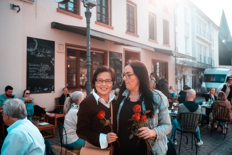 Blumen verteilen am Weltfrauentag. Wertschätzung