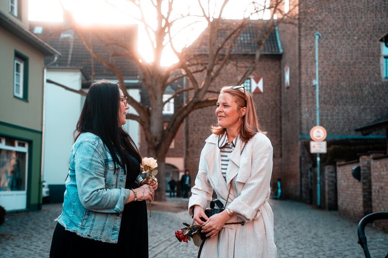 Blumen verteilen am Weltfrauentag. Wertschätzung