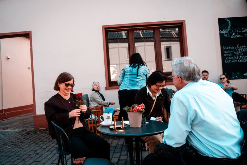 Blumen verteilen am Weltfrauentag. Café