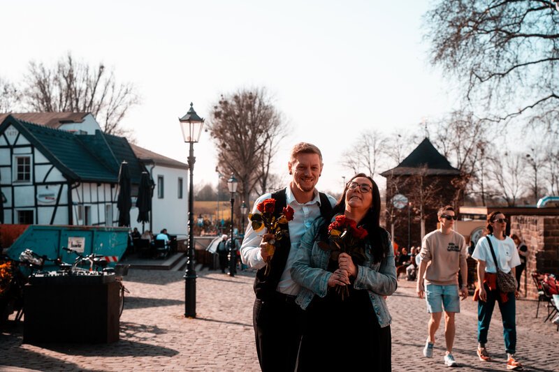 Blumen verteilen am Weltfrauentag. Geschenk