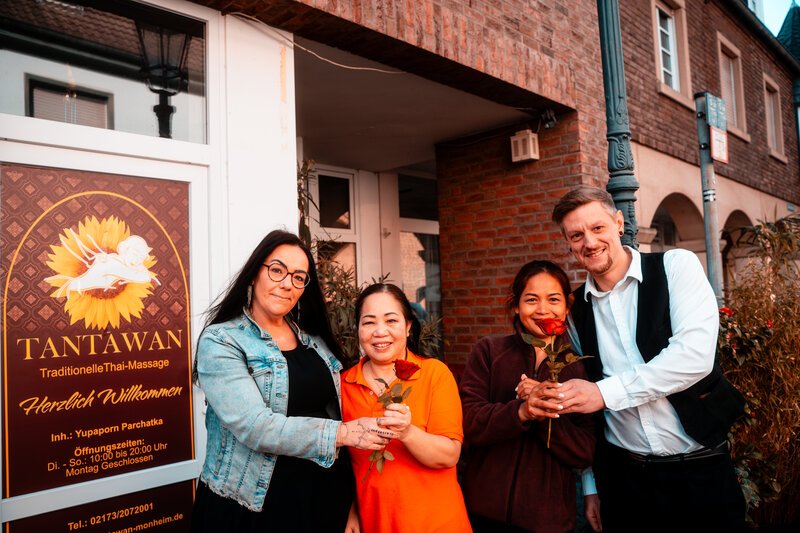 Blumen verteilen am Weltfrauentag. Teamwork