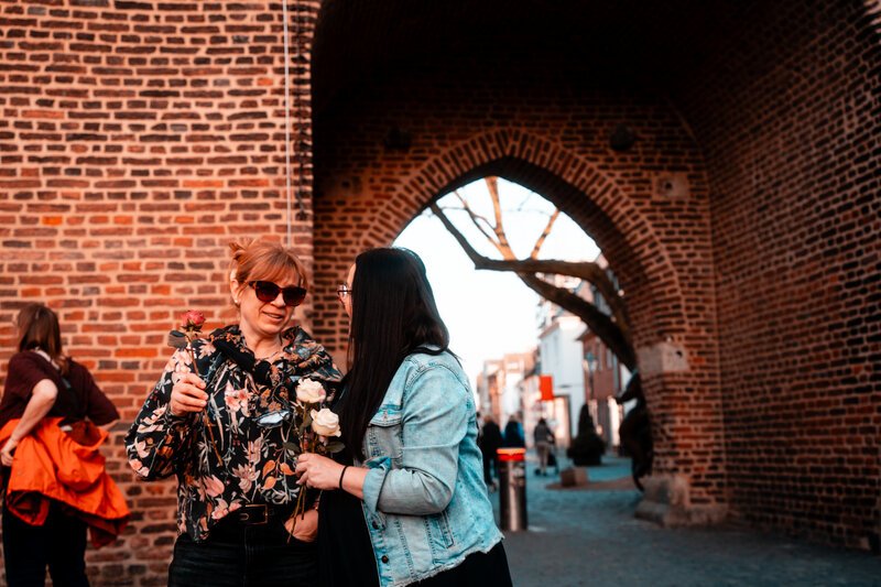 Blumen verteilen am Weltfrauentag. Freundschaft