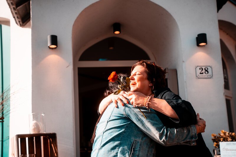 Blumen verteilen am Weltfrauentag. Herzensmoment