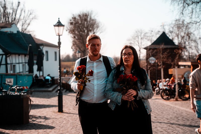 Blumen verteilen am Weltfrauentag. Geschenk