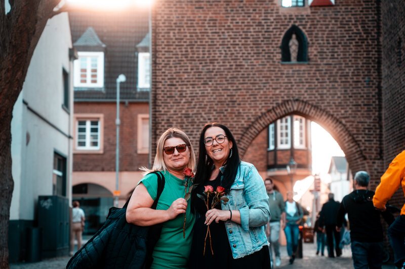 Blumen verteilen am Weltfrauentag. Frauenpower
