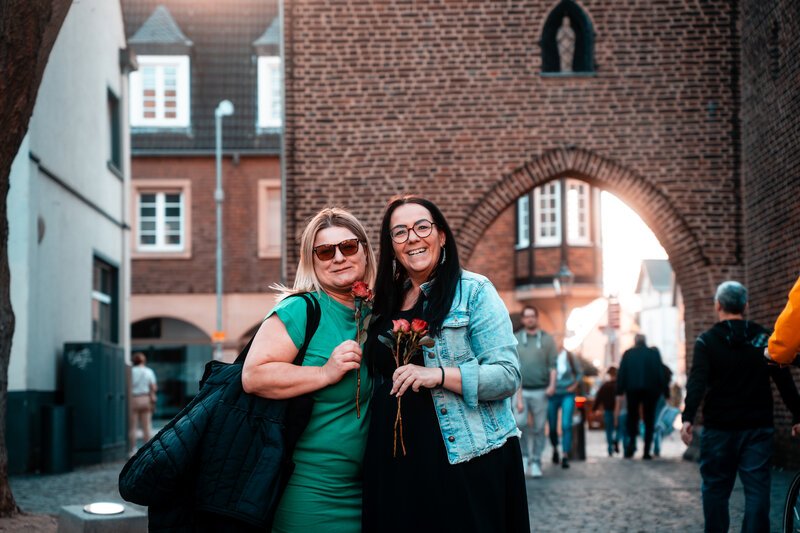 Blumen verteilen am Weltfrauentag. Lächeln