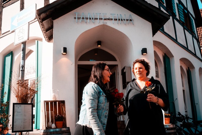 Blumen verteilen am Weltfrauentag. Blumengruß