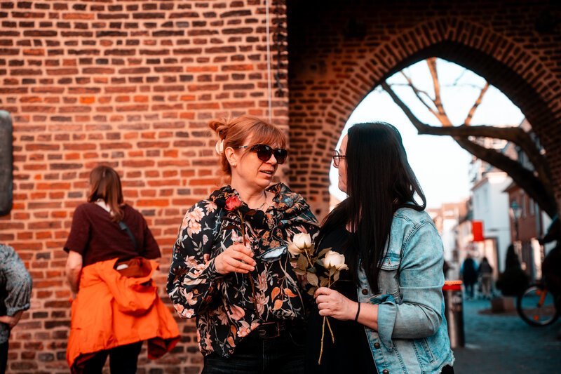 Blumen verteilen am Weltfrauentag. Lächeln
