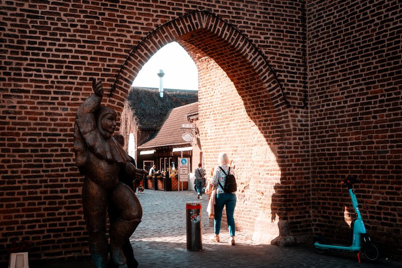 Blumen verteilen am Weltfrauentag. Altstadt
