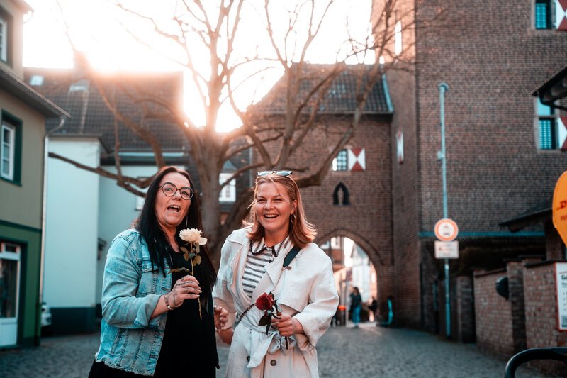 Blumen verteilen am Weltfrauentag. Freundschaft