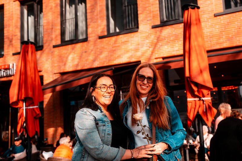 Blumen verteilen am Weltfrauentag. Café