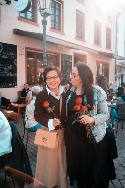 Blumen verteilen am Weltfrauentag. Blumengruß