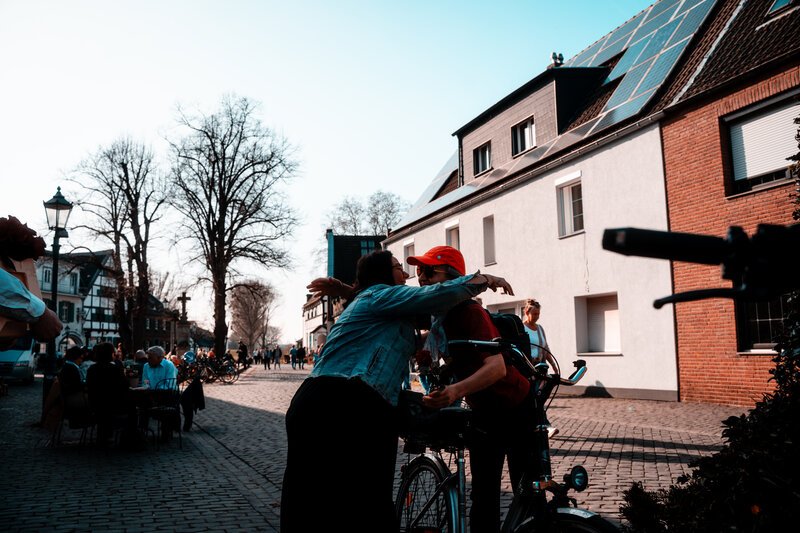 Blumen verteilen am Weltfrauentag. Begegnung