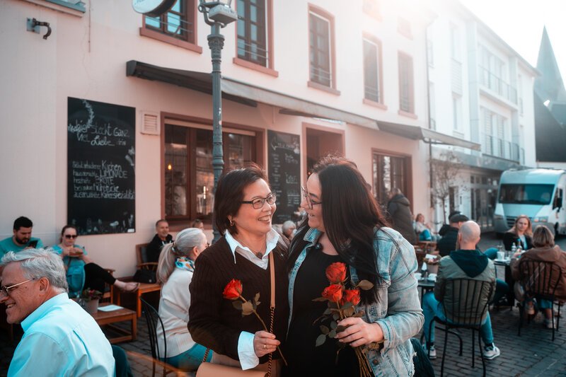 Blumen verteilen am Weltfrauentag. Wertschätzung