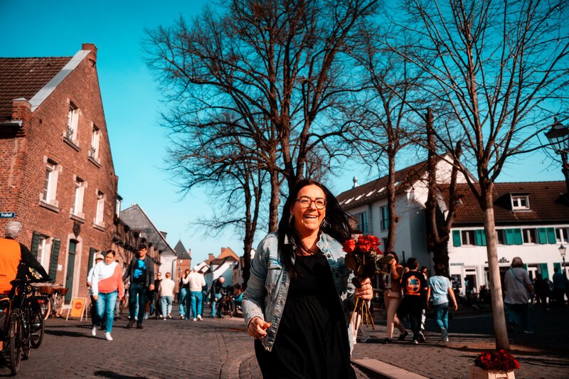 Blumen verteilen am Weltfrauentag. Blumengruß
