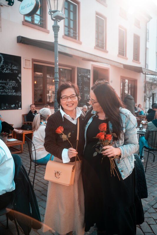Blumen verteilen am Weltfrauentag. Wertschätzung