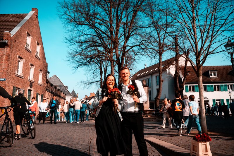 Blumen verteilen am Weltfrauentag. Miteinander