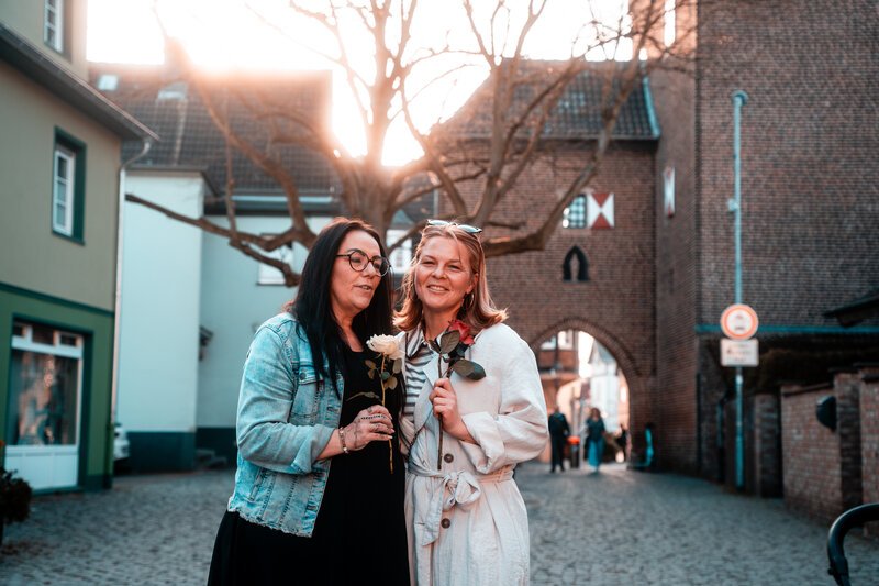 Blumen verteilen am Weltfrauentag. Sonnenschein
