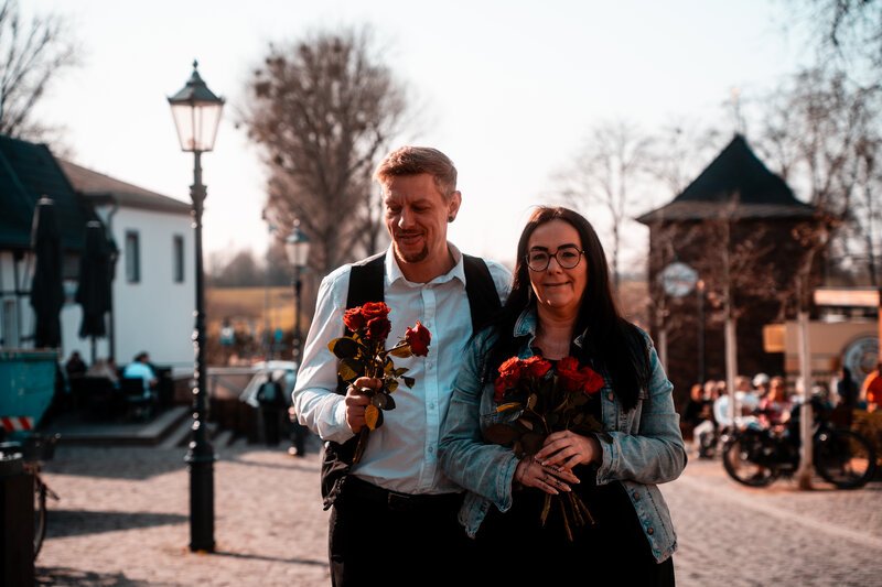 Blumen verteilen am Weltfrauentag. Geschenk