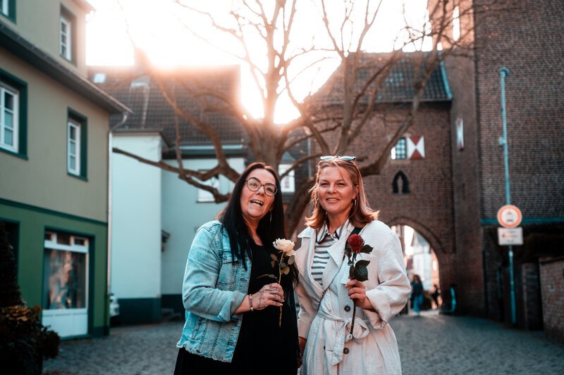 Blumen verteilen am Weltfrauentag. Freundschaft