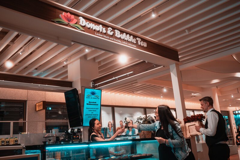 Blumen verteilen am Weltfrauentag. Café