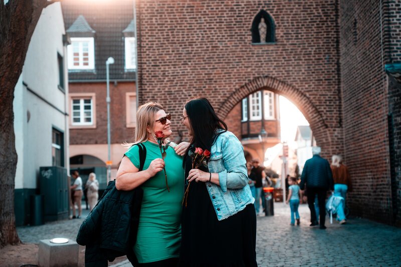 Blumen verteilen am Weltfrauentag. Frauenpower