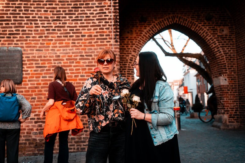 Blumen verteilen am Weltfrauentag. Blumengruß